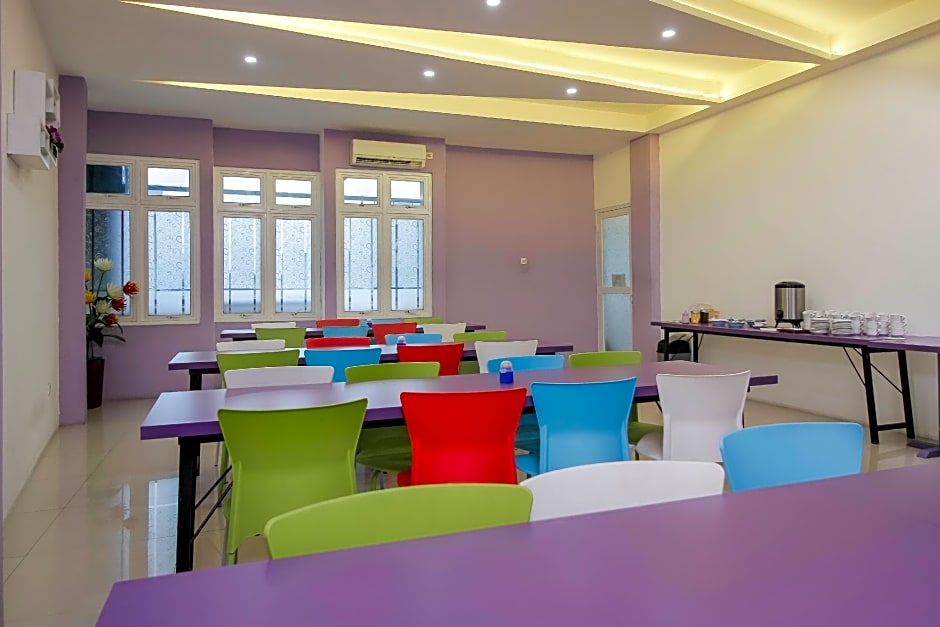 RedDoorz Plus near Stasiun Bekasi