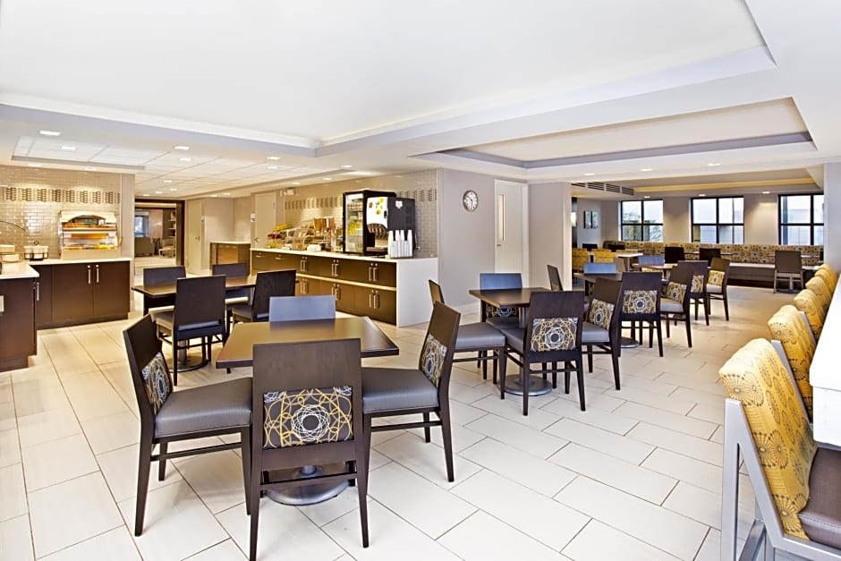 Holiday Inn Express Boston-Waltham, an IHG Hotel