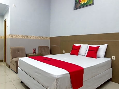 RedDoorz near Goa Panggung