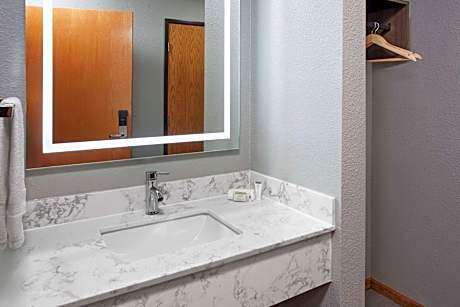 Super 8 by Wyndham McHenry/Fox Lake Area