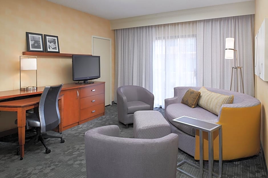 Courtyard By Marriott Detroit Dearborn