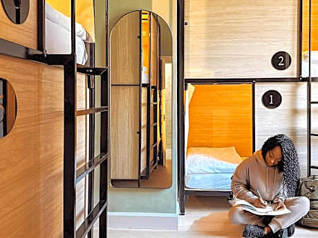 Bed in 6-Bed Female Dormitory Room with Private Bathroom