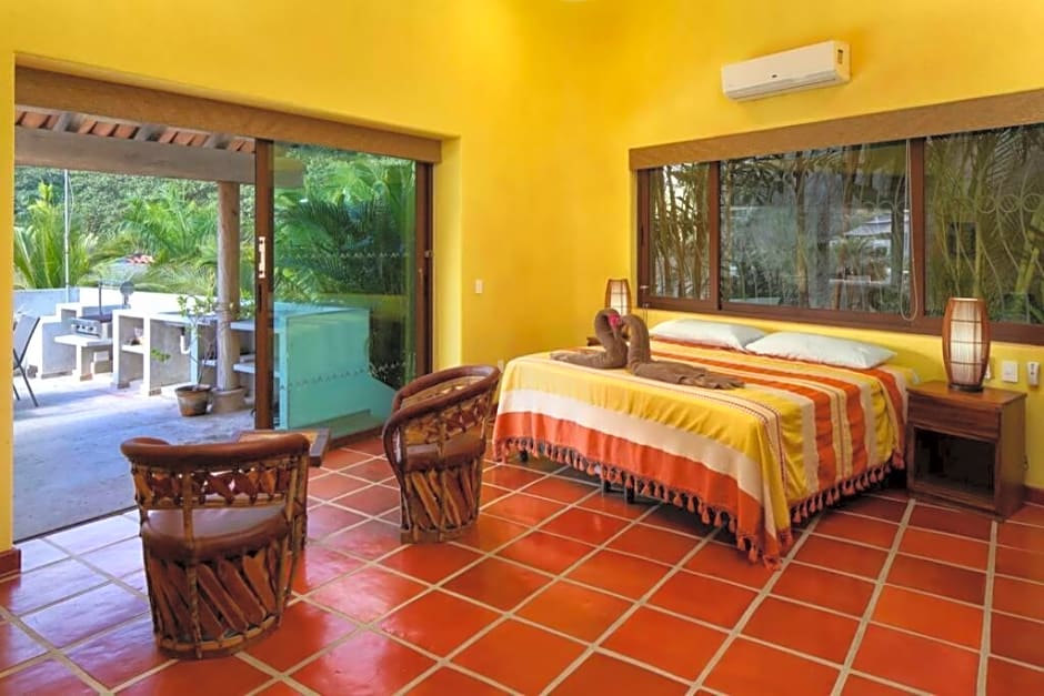 Villa Kiwi. Huge Pool, Steps To Town n Beach. 6 plus BRM 7.5 BTH 3 KCN