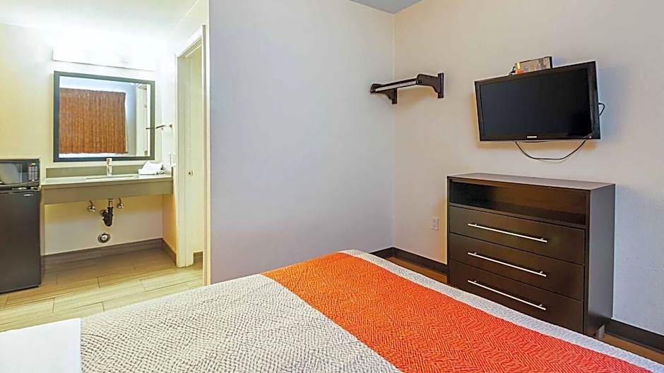 Motel 6 Hesperia, CA - East