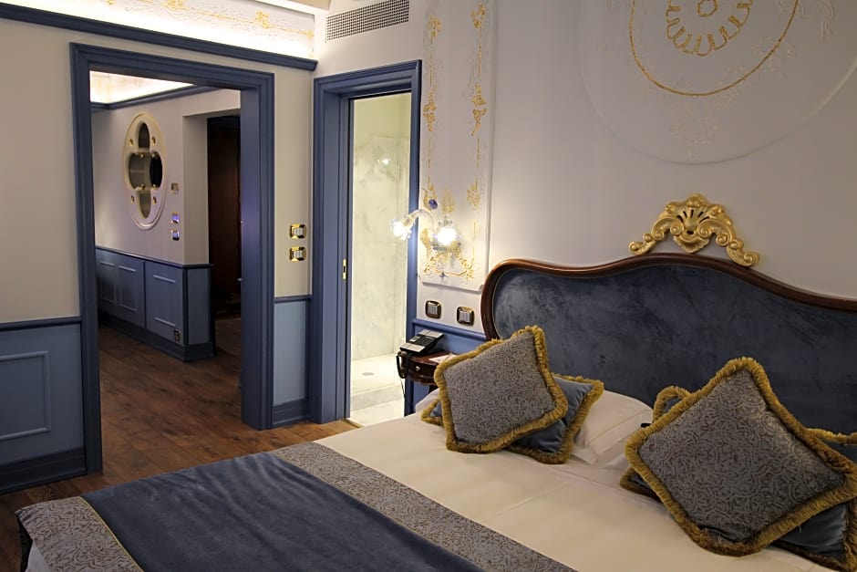 Hotel Monaco & Grand Canal