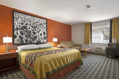 1 King Bed Deluxe Room Non-Smoking