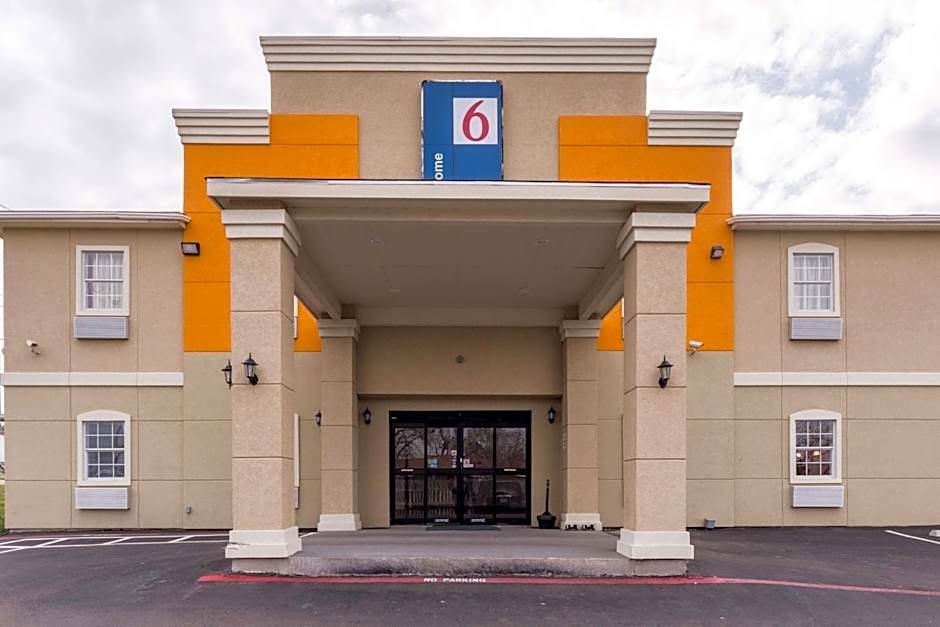 Motel 6-Jourdanton, TX