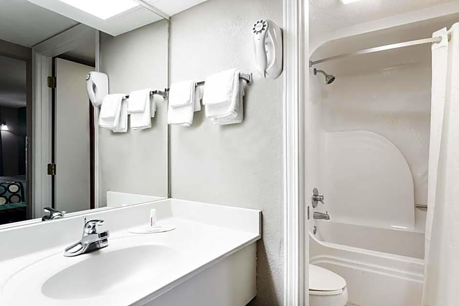 Super 8 by Wyndham Marianna I-10