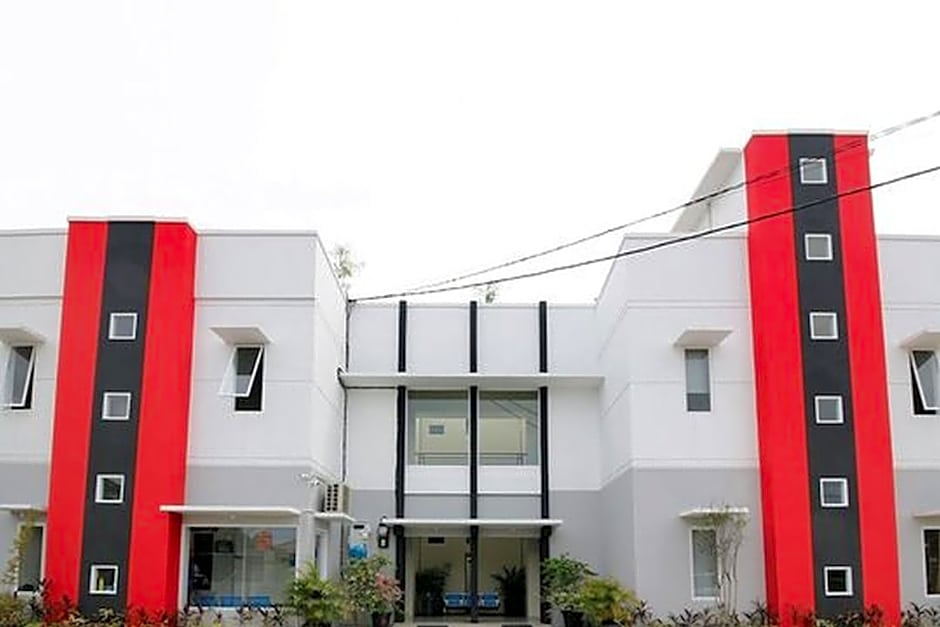 RedDoorz Plus Syariah at Polamas Andalas