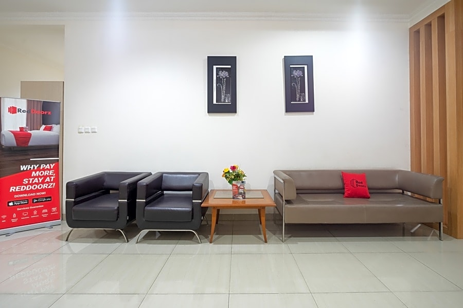 RedDoorz Plus near Siloam Karawaci