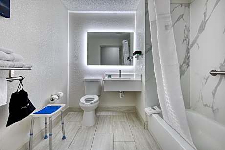 1 King Mobility Accessible Bathtub Microwave Refrigerator Wi-Fi Non-Smoking Full Breakfast