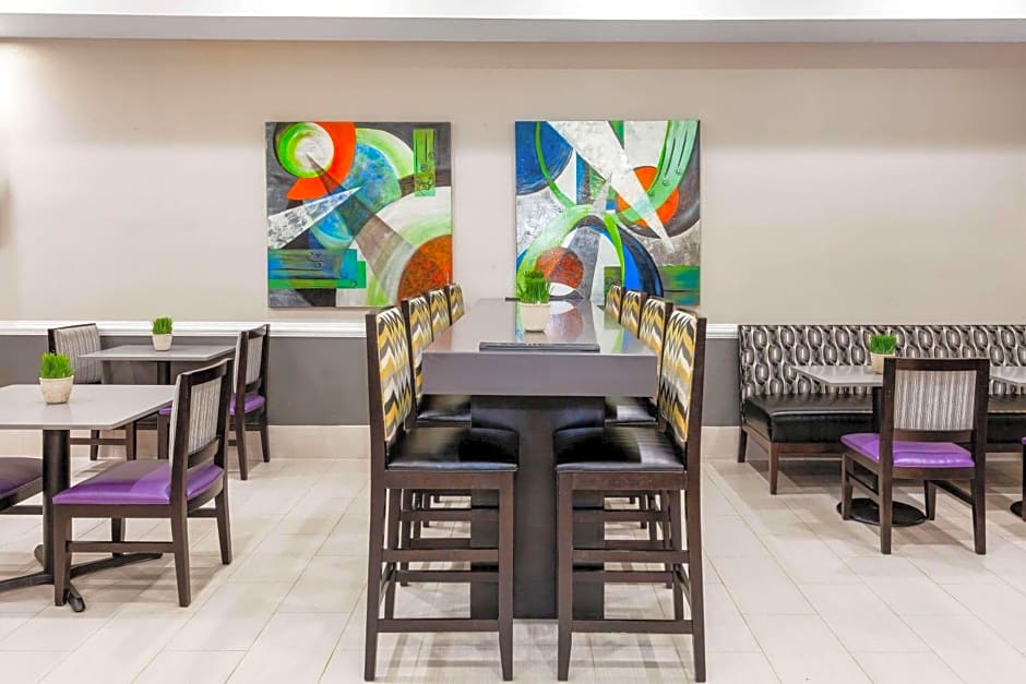 La Quinta Inn & Suites by Wyndham Laredo Airport