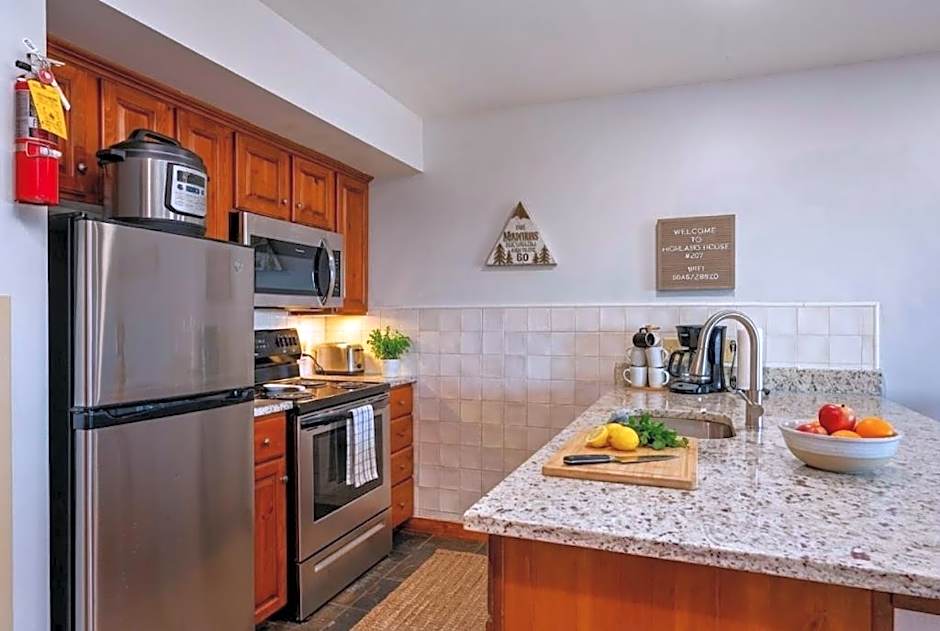 HH 207 Ski-InOut Sunrise Views Village Steps Sleeps 4