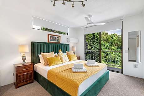 Deluxe One-Bedroom Oceanview Apartment - Top Floor