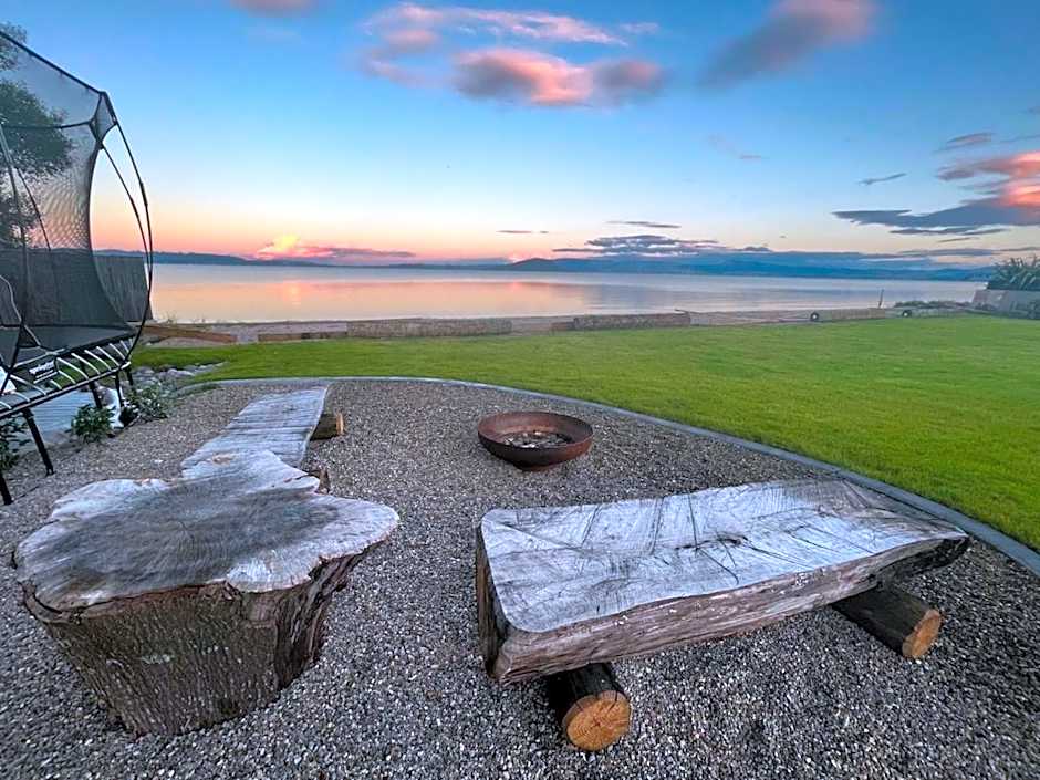 Jandals & Joy Lakefront Retreat