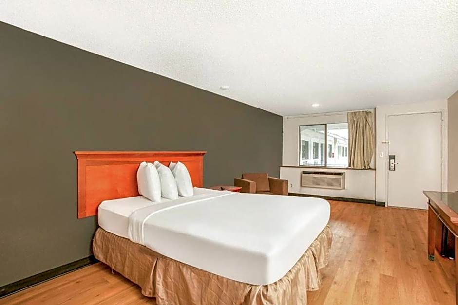 OYO Hotel Centralia - 2 mi from Providence Centralia Hospital