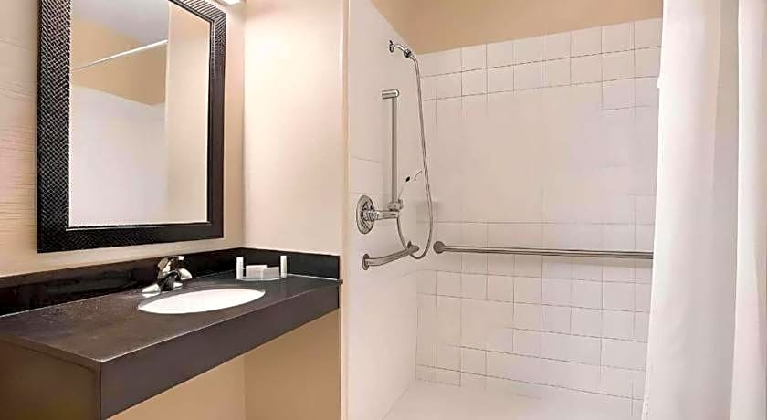 Dubuque Inn and Suites