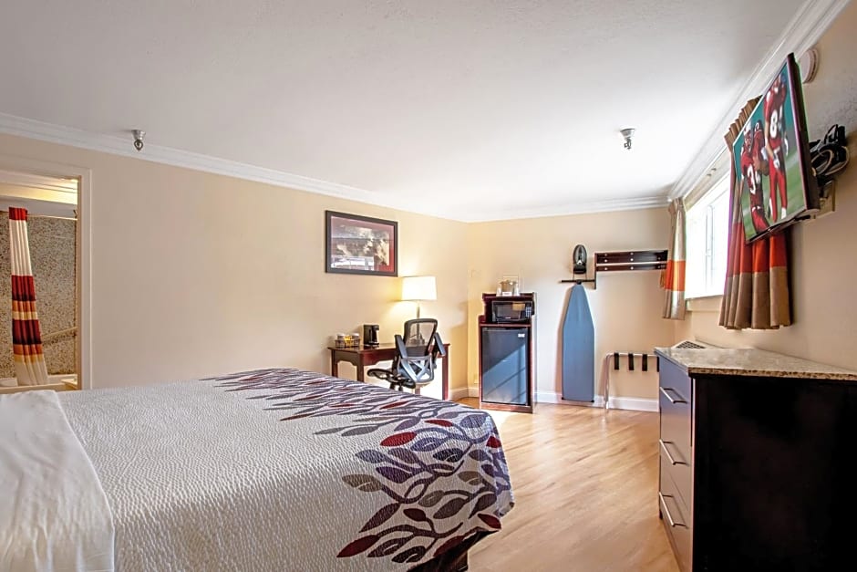 Red Roof Inn & Suites Monterey