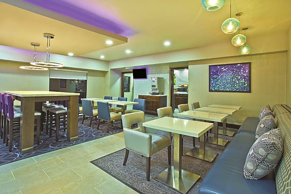 La Quinta Inn & Suites by Wyndham Fairborn Wright-Patterson