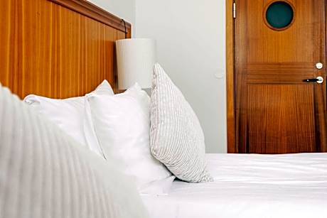 1 King Bed Non-Smoking Standard Room Work Desk Wi-Fi Full Breakfast