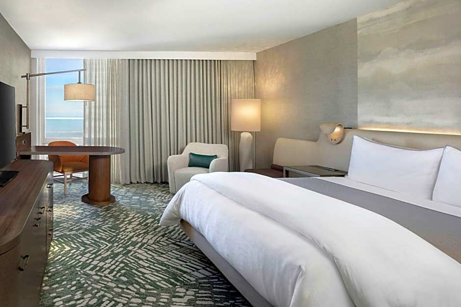Photo 1 of 8 of 1 King Bed Guestroom, Lake View