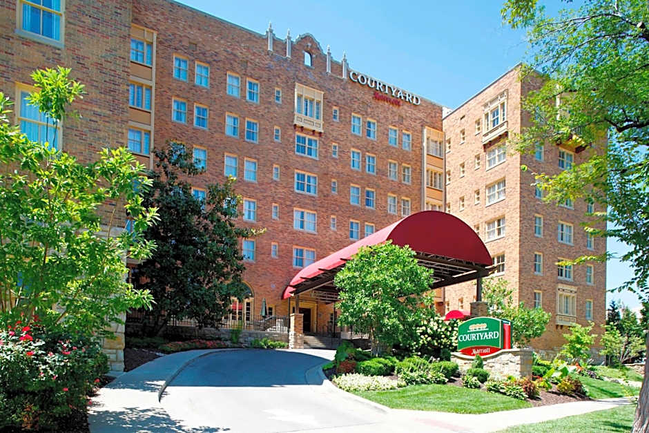 Courtyard by Marriott Kansas City Country Club Plaza