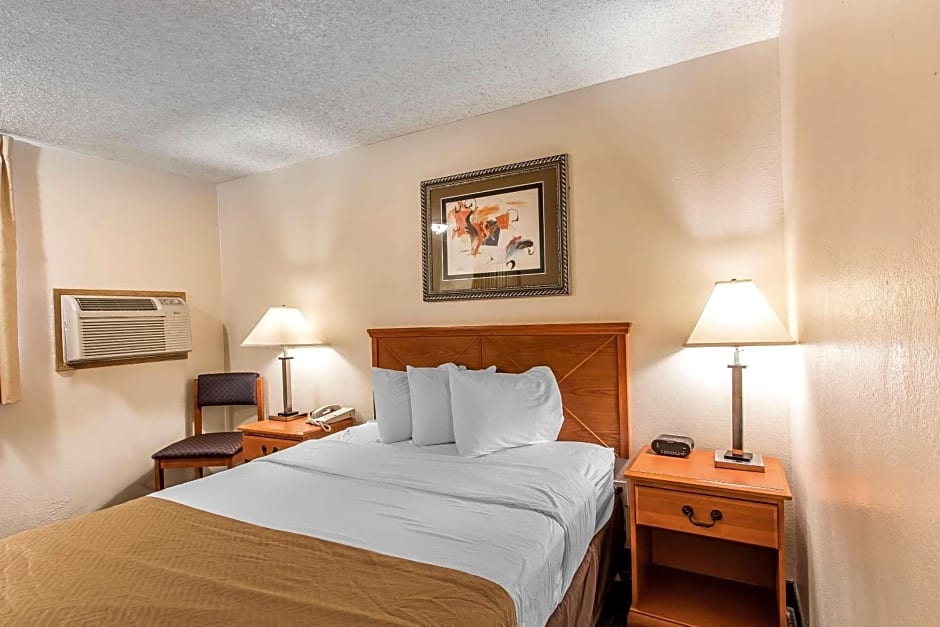 Econo Lodge  Inn & Suites Clinton