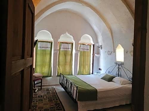 El Puente Cave Hotel