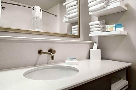 1 King Mobility Access With Tub Nonsmoking