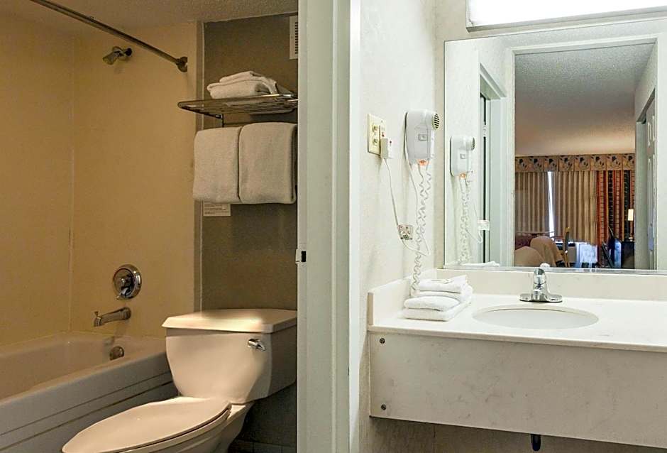 Red Roof Inn & Suites Dekalb