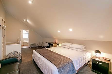 Premier One-Bedroom Lakeview Apartment with Spa Bath