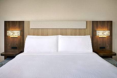 1 King Standard Communications Accessible