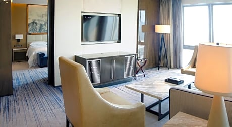 Club lounge access, 1 Bedroom Suite, 1 King, City view, Balcony