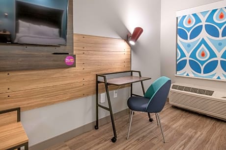 2 Queen Hearing Accessible Room W/Bathtub