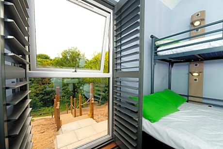 Dormitory Room with Shared Bathroom (6 Adults)