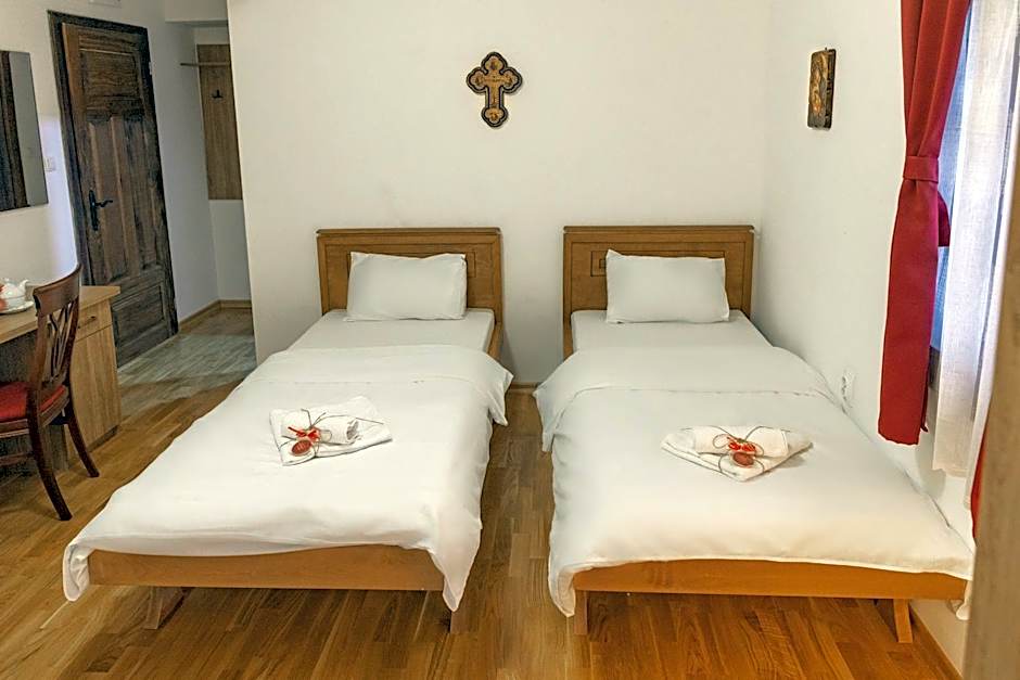 Guest Mansion, Гостински Палат