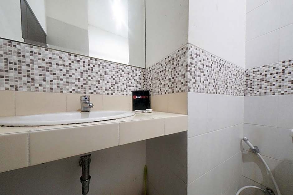 RedDoorz Plus near Green Pramuka Square Mall