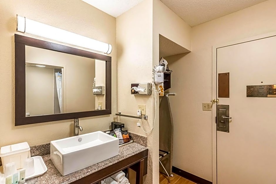 Colby Inn and Suites