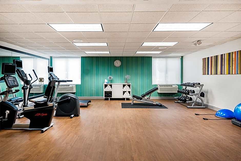 Holiday Inn Express & Suites Charlotte Arpt-Belmont By IHG