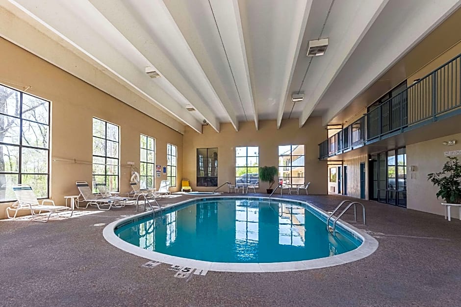 Econo Lodge Inn & Suites Bentonville - Rodgers