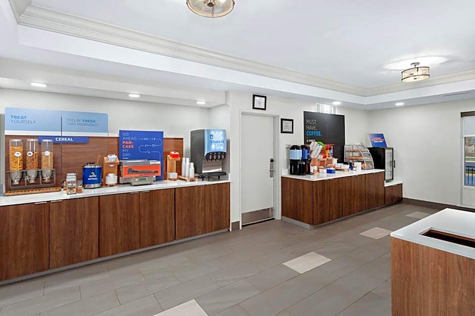 Holiday Inn Express Hotel & Suites Chicago-Algonquin By IHG