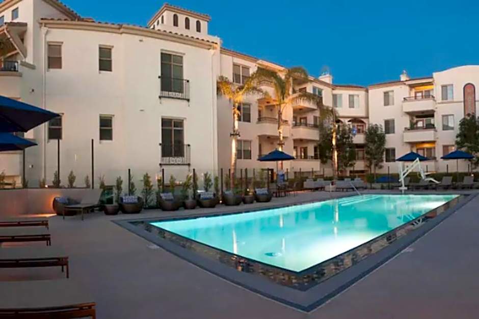 Cozy 2 Bedroom 2 Bathroom Condo with Pool, Gym, Spa