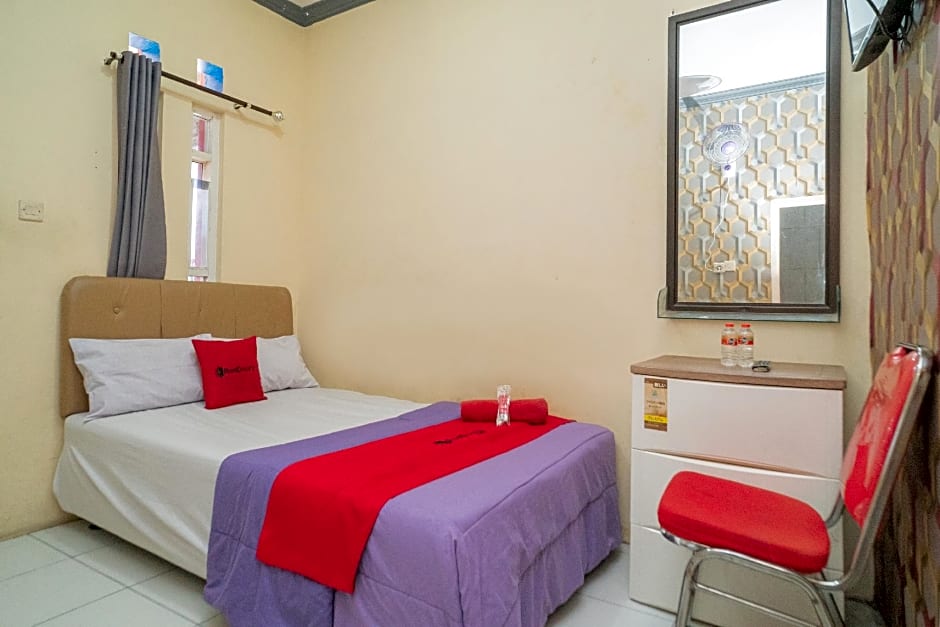 RedDoorz near Alun Alun Batu