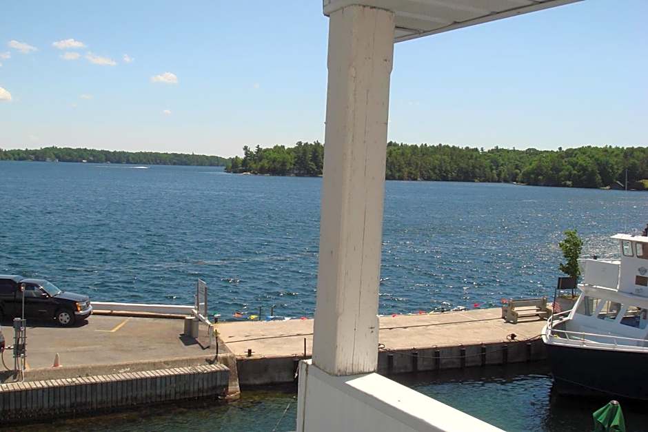 Boathouse Country Inn