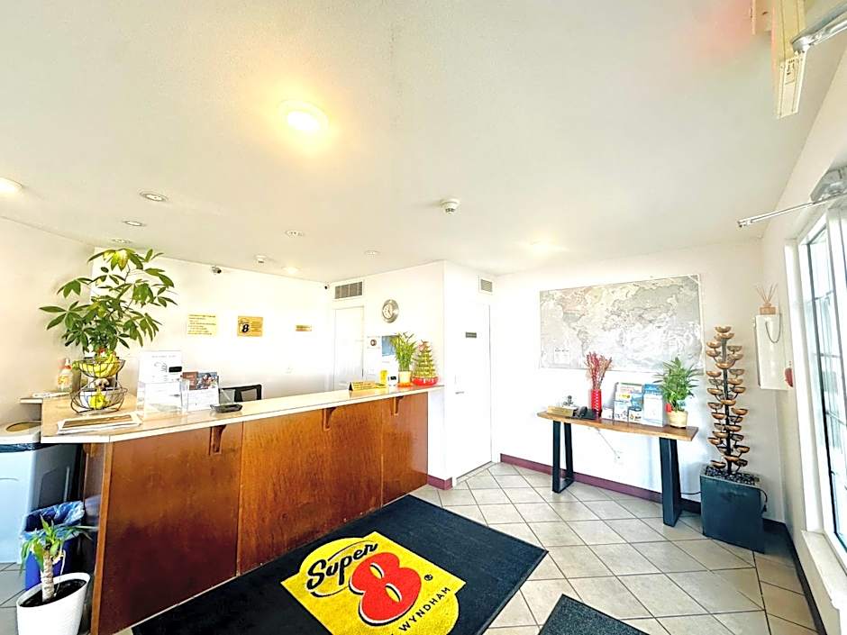 Super 8 by Wyndham Lake Country/Winfield Area