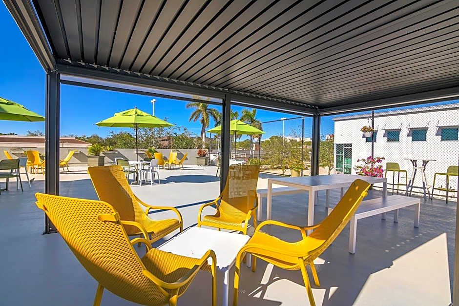 Naples Park Central Hotel