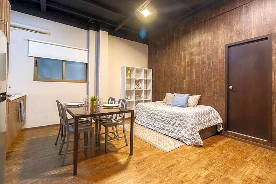 506 Great Location AC 1Bdrm 1bath apt Rooftop