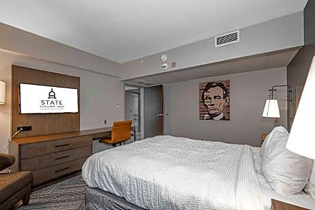 1 Queen Bed Mobility Accessible Suite Bathtub w/ Grab Bars Non-Smoking