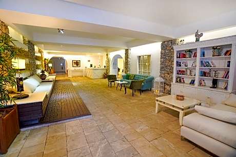 Casa Blanca Beach Hotel