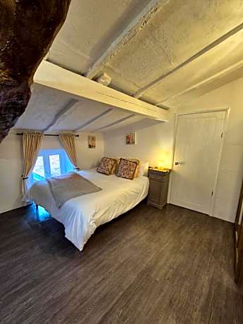 Deluxe Room (2 Adults + 1 Child)